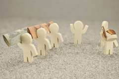 Foto: Kleine Figuren mit Geldscheinen und Münzen