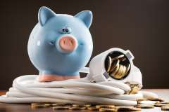 Foto: Sparschwein und Elektrokabel