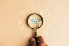 Foto: Lupe umgeben mit wissenschaftlichen Symbolen