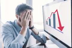Foto: Gestresste Person und Chart mit Abwärtspfeil 