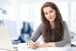 Foto: Frau vor Laptop