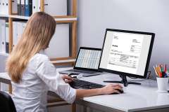 Foto: Frau vor Computer