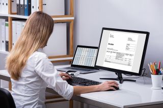 Foto: Frau vor Computer