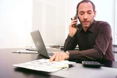 Foto: Mann vor Laptop