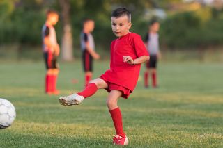 Foto: Kind spielt Fußball