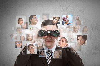 Foto: Mann mit Fernglas